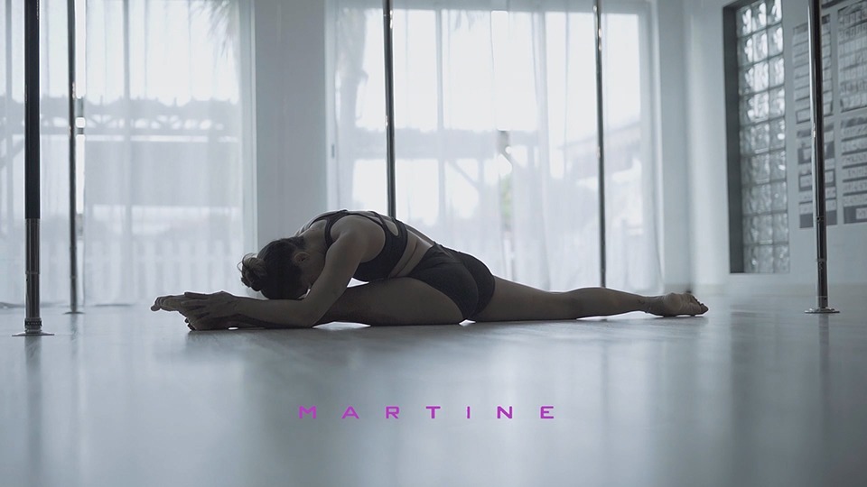 Photo de la gérante et coach Martine dans une position au sol dans le studio
