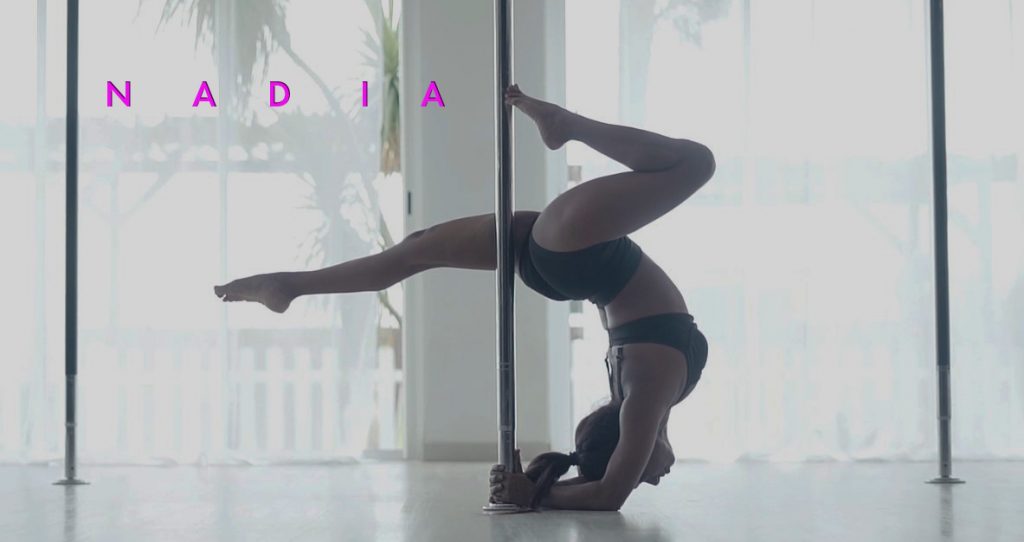 Photo présentant la professeure de Pôle DancePole dance Professeurs Cours de pole dance Techniques de pole dance Entraînement Figures et mouvements Apprentissage École de pole dance Performance Passion Compétences Séances d'entraînement Dynamisme Style unique Expression corporelle Utilisez ces mots clés pour optimiser la description et le contenu de votre vidéo afin de mieux la promouvoir et la rendre plus visible pour les amateurs de pole dance.
